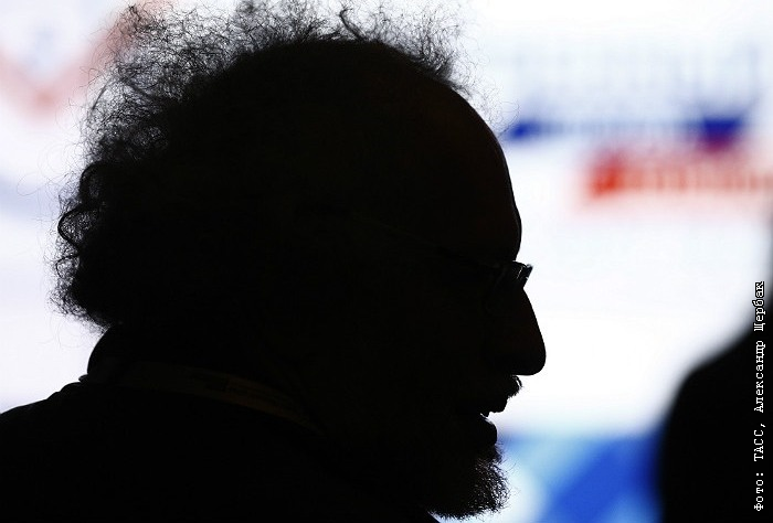 счастливая пара в квартире. Em holding. Danone временное. Em holding. Em holding.