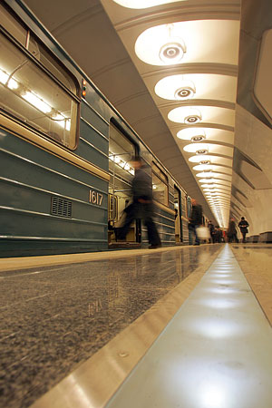 Иностранец бросился под поезд в московском метро Иностранец бросился под поезд в московском метро