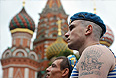 Десантники во время празднования Дня Воздушно-десантных войск РФ на Красной площади в День Ильи Пророка - покровителя российских ВДВ.