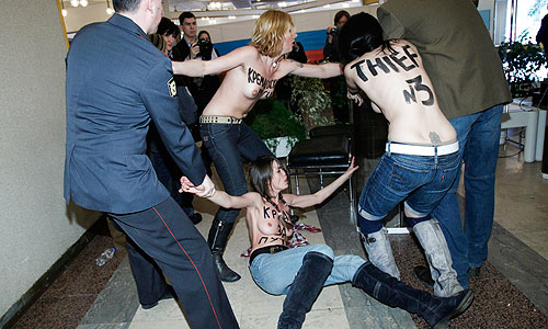  Femen    -  2  5