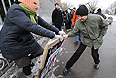 Потасовка между молодым человеком и участницой пикета в поддержку участниц феминистской панк-группы Pussy Riot, подозреваемых по делу о хулиганстве в храме Христа Спасителя.