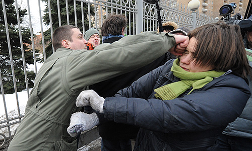 Потасовка между молодым человеком и участницой пикета в поддержку феминистской панк-группы Pussy Riot, подозреваемых по делу о хулиганстве в храме Христа Спасителя.