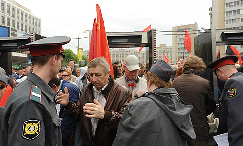 Около 10 тысяч человек собрались на улице Большая Якиманка для участия в шествии и последующем митинге на Болотной площади, сообщил "Интерфаксу" один из организаторов акции, оппозиционер Сергей Давидис. "Собралось уже несколько тысяч человек. Думаю, в пределах десяти тысяч. Одним взглядом всех не охватить", - сказал он "Интерфаксу". Активист общества "Синие ведерки", которое борется за права автомобилистов, Данила Линделе сообщил, что, по его данным, для участия в акции собрались 20 тысяч человек. "Народу очень много. Тысяч двадцать, точно. Отсюда не видно", - сообщил Д.Линделе в Твиттере.