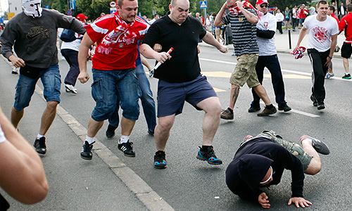 Драка польских и российских фанатов во время марша российских болельщиков.
