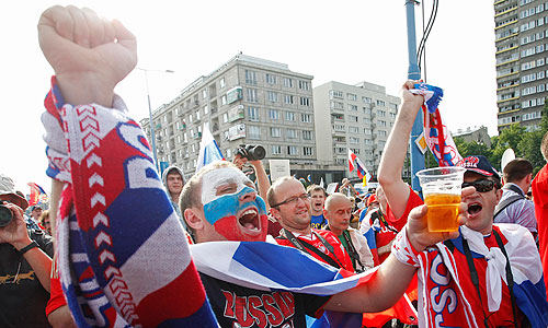 Разрешенное польскими властями шествие российских фанатов по Варшаве