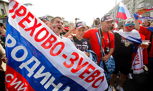 Разерешенное властями шествие российских фанатов по Варшаве