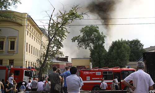 В ходе тушения пожарные и спасатели также эвакуировали из ремонтировавшегося корпуса 15 баллонов с пропаном и кислородом.