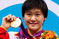 Йе Шивен, Китай. Йе завоевала медаль, установив новый мировой рекорд в плавании -  400 метров за 4 минуты и 28,43 секунды.