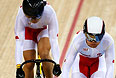 Китайские велосипедистки Гонг Джин и Гуо Шуанг, обогнавшие английских рекордсменок.