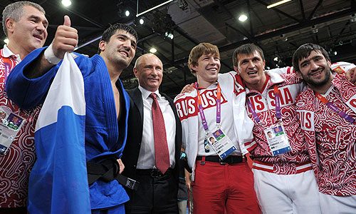 На уточняющий вопрос журналистов, знал ли президент, что Тагир Хайбулаев одержит победу, когда ехал на соревнования по дзюдо, Путин с улыбкой отметил: "Не знал, конечно!".