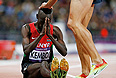 Кениец Эзекиль Кембой, победивший в беге на 3000 м с препятствиями в финале соревнований по легкой атлетике на ХХХ летних Олимпийских играх.