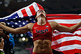 Американка Дженнифер Шур, завоевавшая золото во время финала по прыжкам с шестом у женщин.