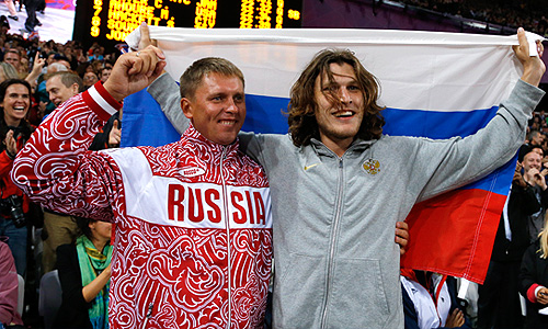 Иван Ухов подтвердил статус фаворита и стал олимпийским чемпионом в прыжках в высоту. На фото Иван со своим тренером.