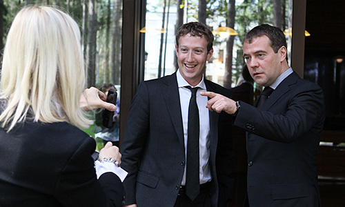 Премьер-министр РФ Дмитрий Медведев и генеральный директор социальной сети Facebook Марк Цукерберг во время встречи.