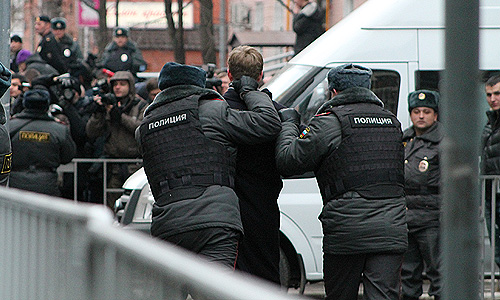 Десять человек доставлены в полицию от суда, где вынесли приговор Мирзаеву.