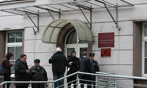 Десять человек доставлены в полицию от суда, где вынесли приговор Мирзаеву.