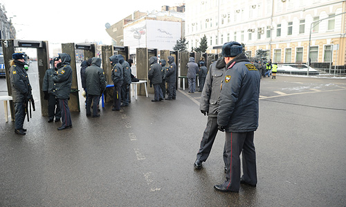 Пушкинская площадь сквер вокруг памятника поэту перекрыта, к памятнику подхода нет. Пешеходное движение организовано по проезжей части Садового кольца, чтобы люди, выходя из метро, сразу шли с места митинга. Вокруг площади припаркованы полицейские автобусы.
