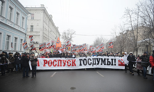 В толпе собирают бюллетени за роспуск Госдумы и Совета Федерации.