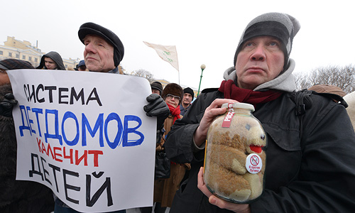 Участники митинга против запрета на усыновление российских сирот гражданами США.