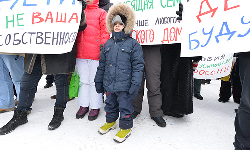 Участники митинга против запрета на усыновление российских сирот гражданами США.