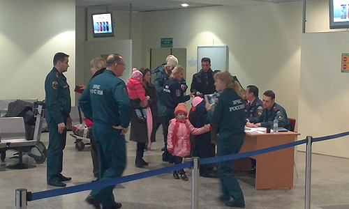 В аэропорту "Домодедово" был развернут пункт психологической помощи для вывезенных из неспокойного региона россиян. "Здесь на месте организована работа совместной оперативной группы Москвы и Московской области. С людьми будут работать психологи".