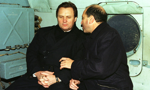 На снимке: Иван Рыбкин и Борис Березовский в вертолете. 1996г.