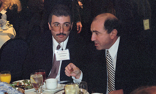 Американо-российский инвестиционный симпозиум в США,1998 г. На снимке: руководитель российской промышленной группы ЮКОС-РОСПРОМ Михаил Ходорковский и Борис Березовский (справа) за обедом во время симпозиума в Кеймбридже.