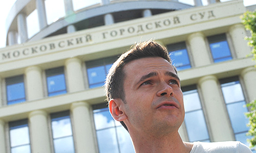 Член бюро движения "Солидарность" Илья Яшин во время пикета у здания Мосгорсуда, где рассматривается дело о беспорядках на Болотной площади.