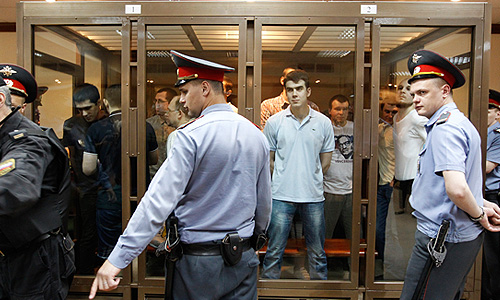 Обвиняемые по делу о массовых беспорядках на Болотной площади 6 мая, в зале заседаний Мосгорсуда.