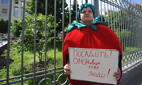 Во время пикета у здания Мосгорсуда, где рассматривается дело о беспорядках на Болотной площади.