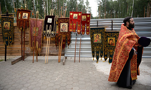 Священнослужитель после крестного хода, посвященного годовщине расстрела царской семьи в Екатеринбурге.