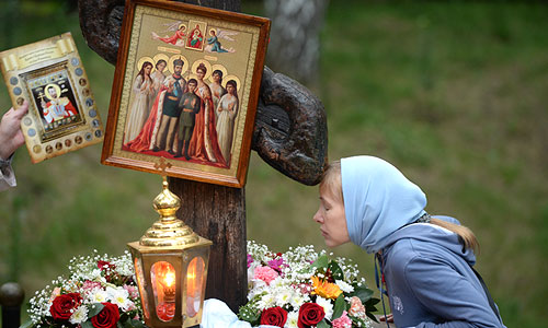 Женщина у поклонного креста на Ганиной Яме, где были похоронены останки в Екатеринбурге.