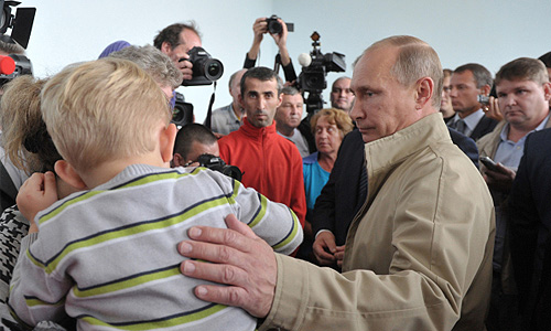 Владимир Путин в пятницу заявил, что в самое ближайшее время подпишет указ об оказании материальной помощи пострадавшим от наводнения жителям Дальнего Востока. "Сейчас готовится указ. В самое ближайшее время он будет подписан", - сказал В.Путин в Биробиджане на встрече с главами муниципальных образований ЕАО, пострадавших от масштабного наводнения.