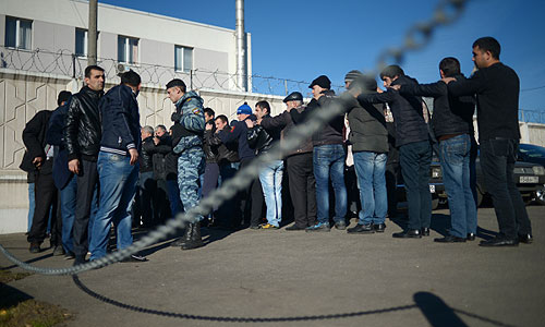 В Ступинском проезде продолжает дежурить большое число полицейских, у овощебазы припарковано несколько автомобилей ГУ МВД России по Москве. Также здесь находятся грузовики полиции и экипажи ДПС. Некоторые автомобили, поворачивающие в проезд со стороны улицы Подольских курсантов, останавливаются сотрудниками ДПС, которые проводят проверку документов.