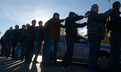 В Ступинском проезде продолжает дежурить большое число полицейских, у овощебазы припарковано несколько автомобилей ГУ МВД России по Москве. Также здесь находятся грузовики полиции и экипажи ДПС. Некоторые автомобили, поворачивающие в проезд со стороны улицы Подольских курсантов, останавливаются сотрудниками ДПС, которые проводят проверку документов.