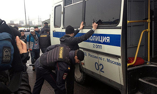 Широкомасштабная операция столичной полиции началась в понедельник на территории торгового центра "Садовод" в рамках мероприятий по декриминализации московских рынков. Полицейские проверяют документы у граждан, находящихся на территории торгового комплекса. В тех случаях, когда представленные документы вызывают вопросы, граждане доставляются в автобусы для дальнейшей проверки.