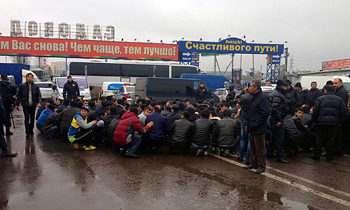 Широкомасштабная операция столичной полиции началась в понедельник на территории торгового центра "Садовод" в рамках мероприятий по декриминализации московских рынков. Полицейские проверяют документы у граждан, находящихся на территории торгового комплекса. В тех случаях, когда представленные документы вызывают вопросы, граждане доставляются в автобусы для дальнейшей проверки.