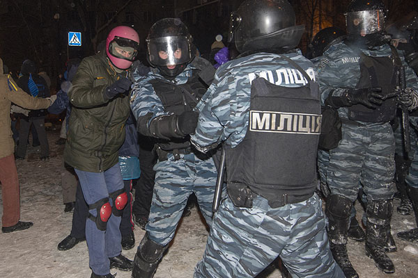 Часть демонстрантов продолжают находиться на майдане Незалежности. По данным агентства УНИАН, количество митингующих менялось в течение ночи и достигало 1 - 2 тысяч. Сейчас, по данным украинских СМИ, на главной площади находятся около тысячи человек.