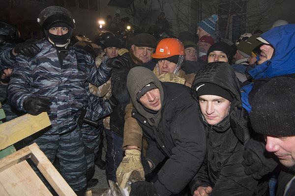 Травмы получили в том числе двое правоохранителей - сотрудники внутренних войск МВД и спецподразделения "Беркут".
Сотрудник "Беркута" отравился газом, которые против него применили митингующие. Один военнослужащий пострадал в давке.