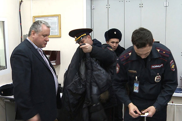 Транспортная полиция возбудила против дебошира уголовное дело по ч.1 ст.213 УК РФ (хулиганство). Предполагается, что суд рассмотрит вопрос о его аресте во вторник. В настоящее время Третьяков находится под административным арестом на двое суток.