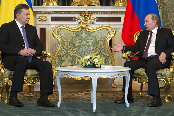 Президент России Владимир Путин (справа) и президент Украины Виктор Янукович во время встречи в Кремле.