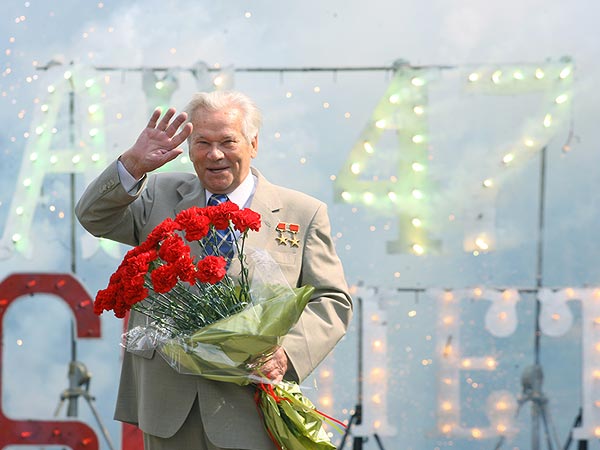 Легендарный российский конструктор, Герой Соцтруда генерал-лейтенант Михаил Калашников принял участие в торжествах по случаю 60-летия создания автомата Калашникова.