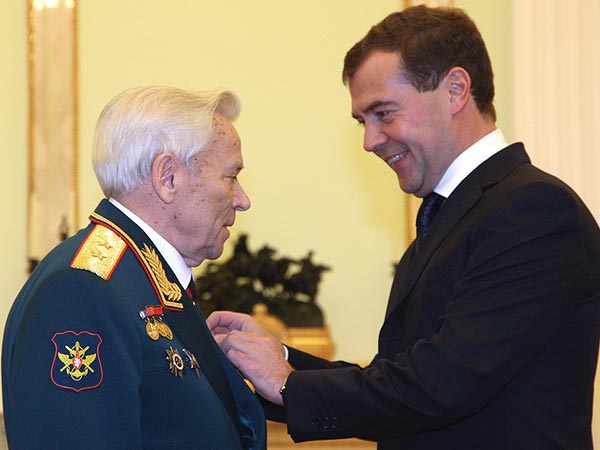 10 ноября 2009 г. Президент России Дмитрий Медведев принял в Кремле конструктора-оружейника Михаила Калашникова (справа налево) и вручил ему высшую государственную награду - звезду Героя России.