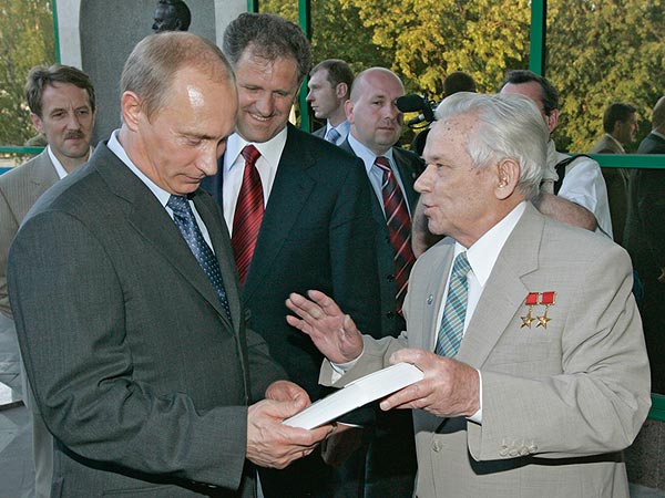 Президент РФ Владимир Путин и конструктор стрелкового оружия Михаил Калашников (слева направо на первом плане) во время посещения президентом музея конструктора в Ижевске.