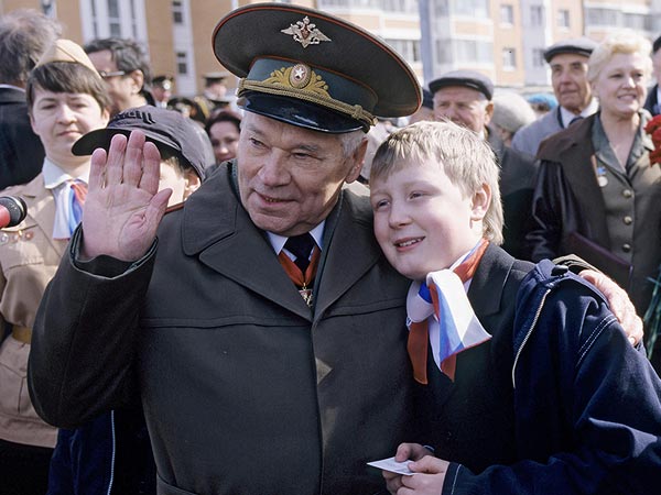 Председатель Союза российских оружейников, дважды Герой Социалистического Труда Михаил Тимофеевич Калашников (слева) во время торжественной церемонии открытия двух улиц в Москве, названных в честь трижды Героя Советского Союза, маршала авиации Ивана Кожедуба и дважды Героя, маршала Советского Союза Ивана Баграмяна.