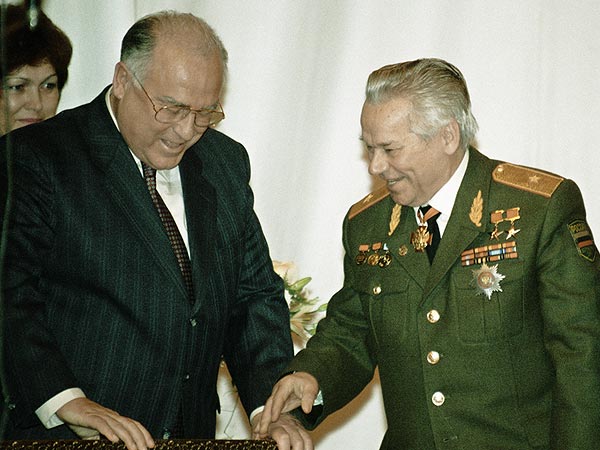 Премьер-министр РФ Виктор Черномырдин (слева) и конструктор стрелкового оружия Михаил Калашников (справа) на праздновании 190-летия завода "Ижмаш" и 50-летия автомата Калашникова.