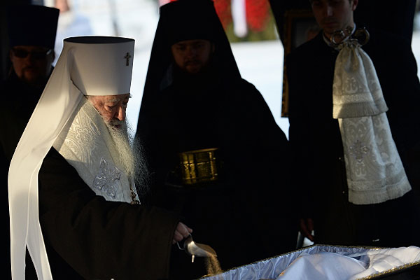Митрополит Крутицкий и Коломенский Ювеналий (слева) во время похорон конструктора стрелкового оружия Михаила Калашникова на центральной аллее пантеона Героев Федерального военно-мемориального кладбища в Мытищах.