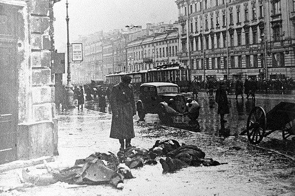 На Невском проспекте после обстрела немецкой артиллерией. Ленинградскиая блокада. Оригинал находится в коллекции Государственного музея истории Ленинграда.