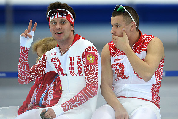 Слева направо: Евгений Серяев и Денис Коваль (Россия) на тренировке перед началом XXII зимних Олимпийских игр в Сочи.