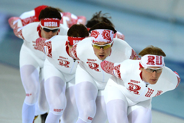 Справа налево: Иван Скобрев и Денис Юсков (Россия) на тренировке перед началом XXII зимних Олимпийских игр в Сочи.